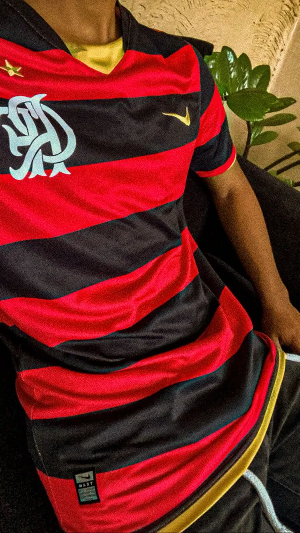 Foto enviada por cliente a vestir a camisola do Flamengo